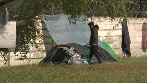 Počty migrantov v hlavnom meste narastajú. Pomáhať chce aj vláda