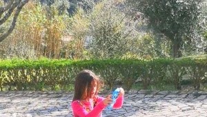 Táto optická ilúzia vám totálne popletie hlavu: Tiež vidíte dievčatko zaseknuté v betóne?