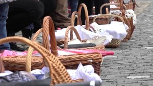 K Veľkej noci patrí aj tradičné požehnanie jedál. V Bardejove prichádzali na námestie ľudia s plnými košíkmi