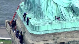 Žena sa rozhodla protestovať proti politike Trumpa. Vyšplhala na Sochu slobody