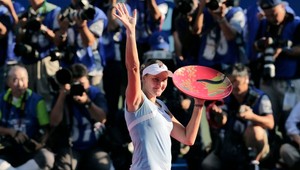 V Tokiu triumf Petrovovej, Radwanská bez šance