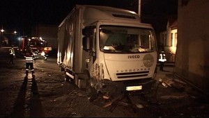 Opitý za volantom! Kamión skončil v krčme