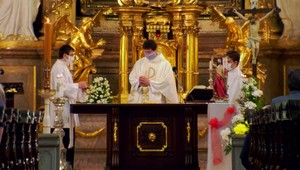 Pomocná ruka pre našich seniorov: S registráciou na očkovanie im budú pomáhať kňazi