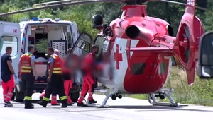 Dramatická zrážka auta s traktorom: Jedna osoba ostala zakliesnená