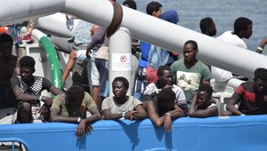 Po potopení lode so 70 pasažiermi hlásia mŕtvych a desiatky nezvestných