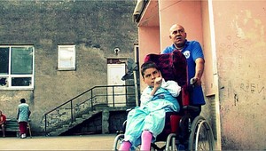 Otec nosí postihnutú Eriku (18) z bytu na rukách