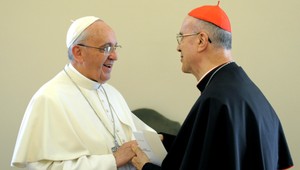 Kardinál Bertone rozhneval pápeža Františka! Chce luxusné sídlo