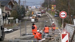 Hlavný ťah uzavreli. Kamionisti ničia obyvateľom na náhradnej trase cesty aj nervy