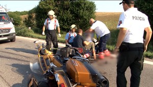 Motocyklista prežil zrážku s kamiónom. Záchranári ostali zhrození, na nohách mal gumené šľapky
