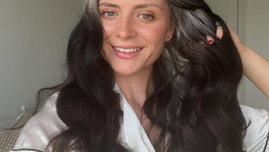 Šedivieť začala v 14-tich rokoch: Vďaka vlasom je z nej hviezda internetu