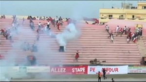 Počas bitky futbalových fanúšikov zomrelo osem ľudí