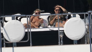 Kate Moss (37) sa bulváru nebojí, vytasila prsia!