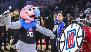 Vrchol neúcty! Maskot dal veteránovi "mokrého Willyho"