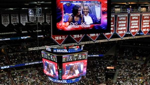 Obamovci na basketbale. Na výzvu reagovali bozkom