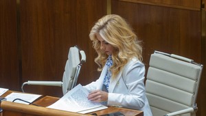 Na diaľnici sa pokazilo auto, v ktorom sa viezla ministerka kultúry Šimkovičová