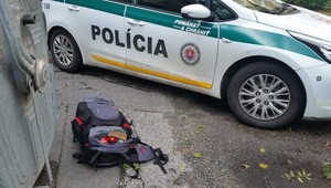 Odhodil ruksak ku kontajneru a utiekol. Dajte ho mame, kričal