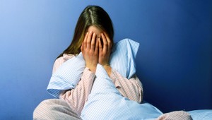 Mladá matka žije v strachu. Rozbili jej okná, poškriabali i podpálili auto