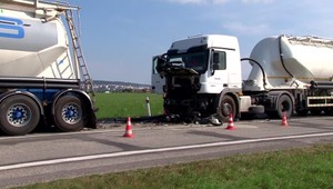 FOTO: Hromadná nehoda pri Trenčíne. Zrazili sa tri kamióny a auto
