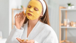 Najobľúbenejšia domáca maska celebrít: Pleť zbaví jemných vrások aj nedokonalostí
