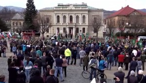 V Dobšinej na námestí sa zišla takmer stovka Rómov a niekoľko stovák Kotlebovcov