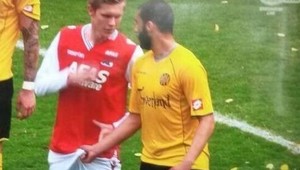 VIDEO. Svojrázne bránenie... Stopér prehmatal útočníkovi rozkrok!