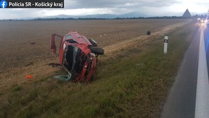 Prešiel do protismeru a následne sa s autom niekoľkokrát prevrátil. Vodič pri nehode z auta vypadol