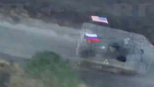 Rusi útočia na Ukrajincov s americkými vlajkami. Je to hanba, hovorí vojenský expert