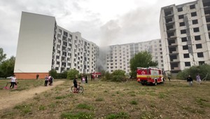 Sídlisko zahalil hustý dym: Požiar z balkóna sa rozšíril na stavebný odpad vedľa bytovky