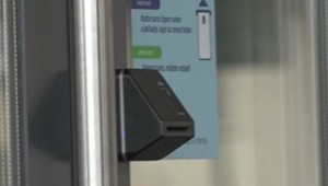 Zlodeja v banke vyrušili ochrankári. Povedal im, že je zamestnanec a ušiel