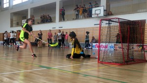 Dievčatá z Fiľakova si zatrénovali floorball s hráčmi Dream Teamu Nadácie TV JOJ