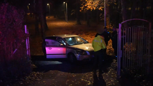 Z krčmy rovno do parku: Podgurážený šofér rozryl autom takmer celý trávnik