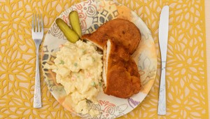 Kuracia kapsa plnená cheddarom a majonézový šalát