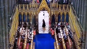 Najtrápnejšie a najzvláštnejšie momenty korunovácie! Vydesila najmä záhadná SMRTKA!