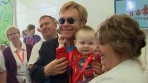 Elton John chce adoptovať chlapčeka z Ukrajiny s vírusom HIV