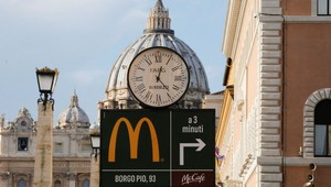 Vatikán sa hnevá. Pred jeho bránami otvorili najznámejší fast food