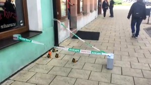 Skupinka mladíkov si privoniavala k ponožkám priamo na námestí. Policajti ich zadržali