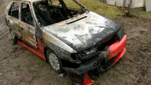 Auto začalo horieť počas jazdy, majiteľ ho mal len týždeň