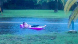 VIDEO: Záplavy si užíva s nafukovačkou!