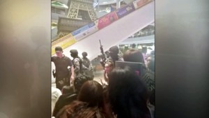 Krvavý útok otriasol Thajskom. Vojak zastrelil minimálne 20 ľudí