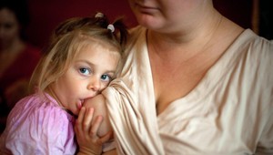 Odsávala si mlieko z prsníka. Kolega (44) si ju tajne nakrúcal!