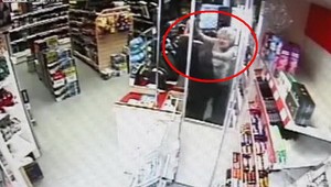 VIDEO: Odvážna babička! Pustila sa do zlodeja holými rukami