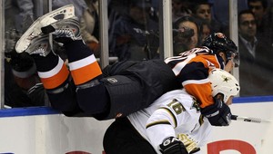 Avery ´kecal´, dostal 6-zápasový trest