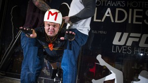 Bizarný džob: Tento trpaslík sa necháva za peniaze hádzať do diaľky