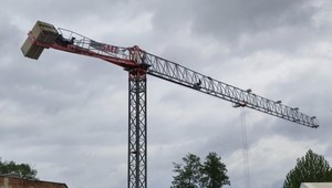 Nalomené rameno žeriavu vyvolalo poplach. Evakuovali desiatky detí