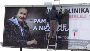 Odmietli premenovať ul. Jozefa Tisa. Na protest umiestnili bilboard jednej z preživších a nápis "Pamätáme a nezabudneme!"