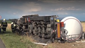 Cisterna s nebezpečnou látkou sa prevrátila. Uvoľnené koleso zasiahlo ďalšieho vodiča