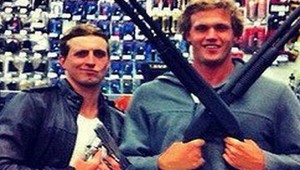 Duo austrálskych "ozbrojených" plavcov si OH neužije