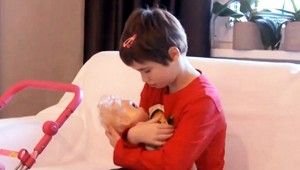 Monika (10) prišla pár dní pred Vianocami o mamu, príbuzní jej hľadajú novú rodinu