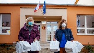 Tisíce učiteľov dostali vitamínové balíčky