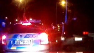 Vodič unikajúci pred policajtmi vyhodil z okna auta samopal